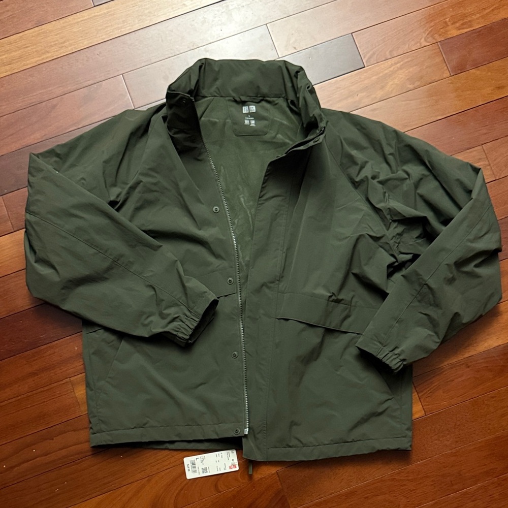 Uniqlo Men's Olive Windbreaker Rain Jacket
